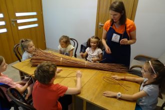 Uczestnicy zajęć pt. Wiklinowe plecionki