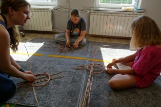 Uczestnicy zajęć pt. Wiklinowe plecionki
