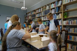 Uczestnicy zajęć pt. Elegancki decoupage