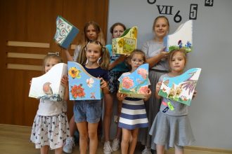 Uczestnicy zajęć pt. Elegancki decoupage