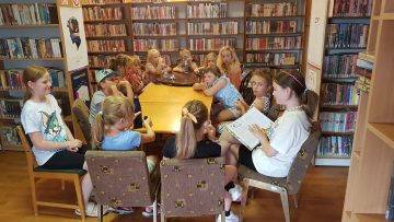 Uczestnicy wakacyjnych zajęć w rudzickiej bibliotece