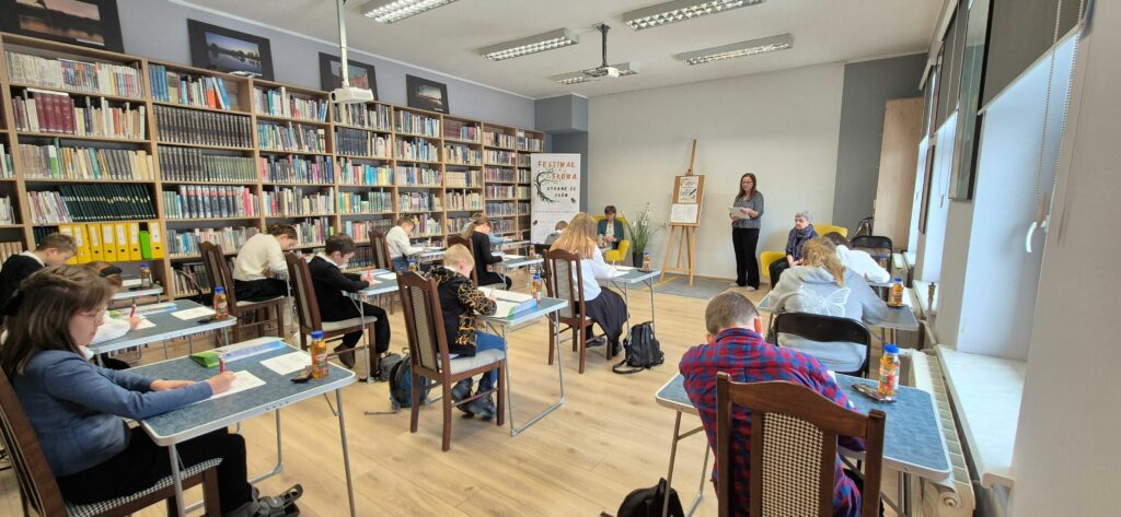 Uczestnicy dyktanda dla młodzieży